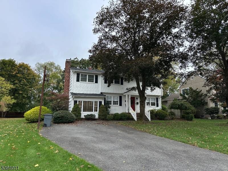 Wonderful 4 Bedroom, 2. 5 bath Colonial in sought after Greenview section of Pequannock Township !