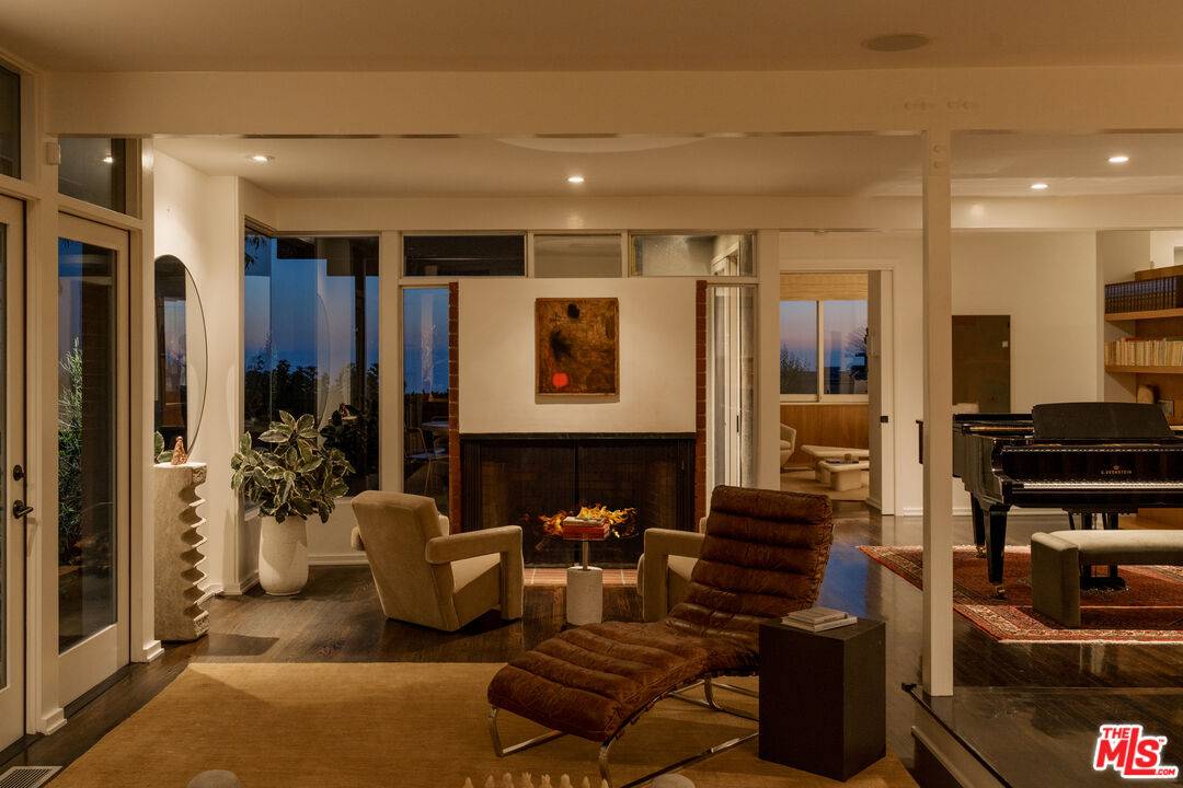 1340  N Tigertail Rd 3BR Brentwood La