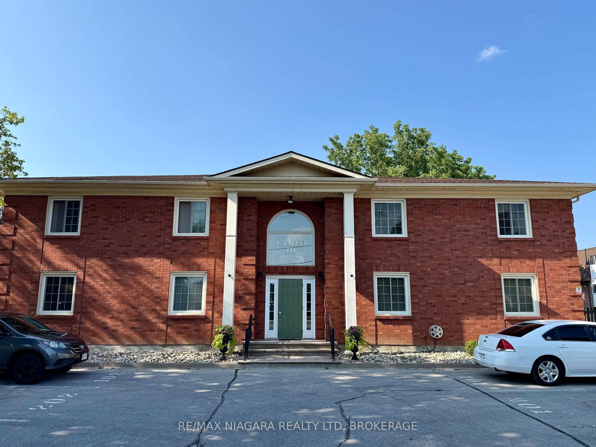 AVAILABLE NOW ! Gorgeous amp ; Move In Ready 2 Bedroom unit !