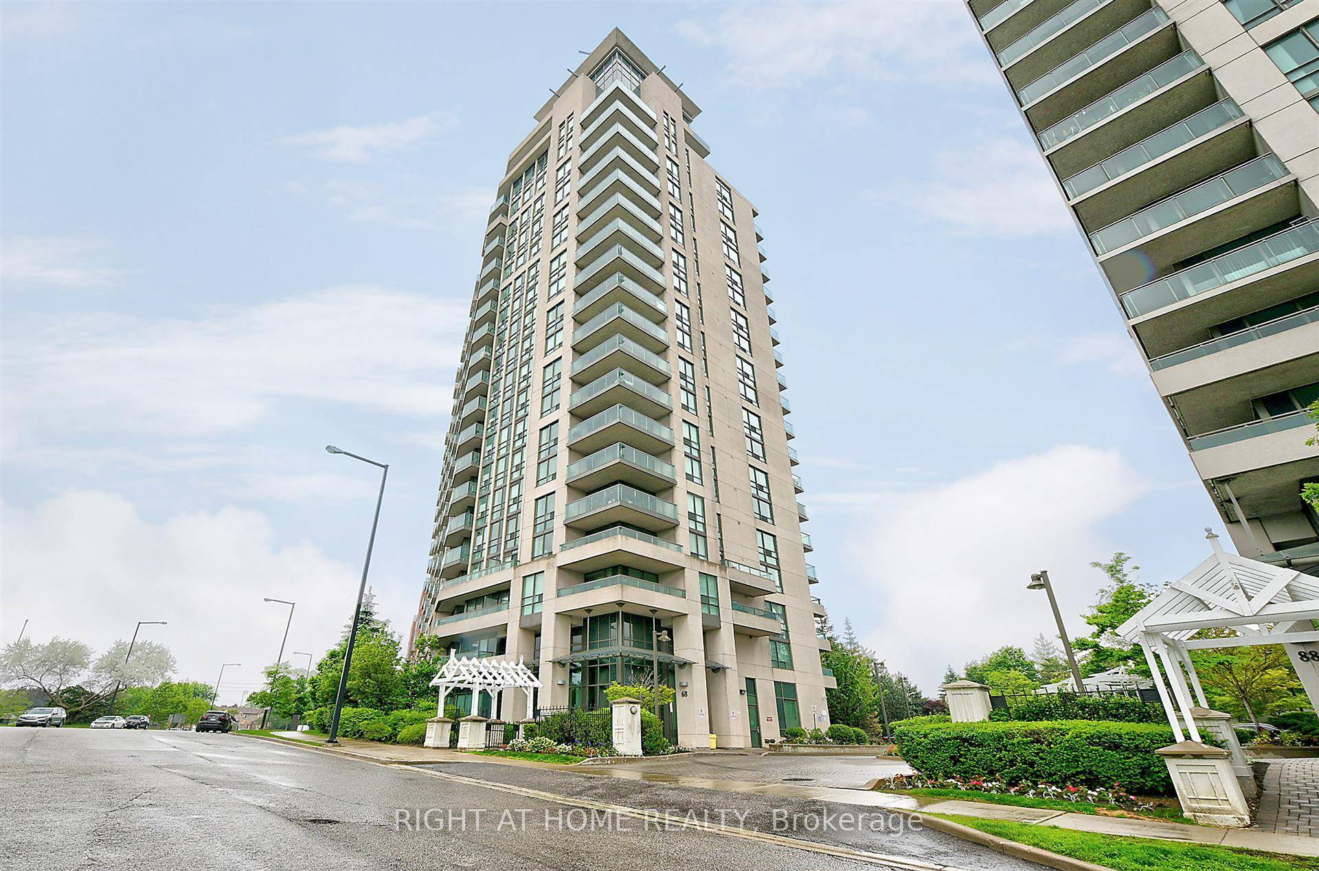 Beautiful unit in the heart of Scarborough, 2 bedrooms and 2 full bathrooms, open concept kitchen with a granite countertop and breakfast bar, stainless steel appliances, balcony facing westward towards ...