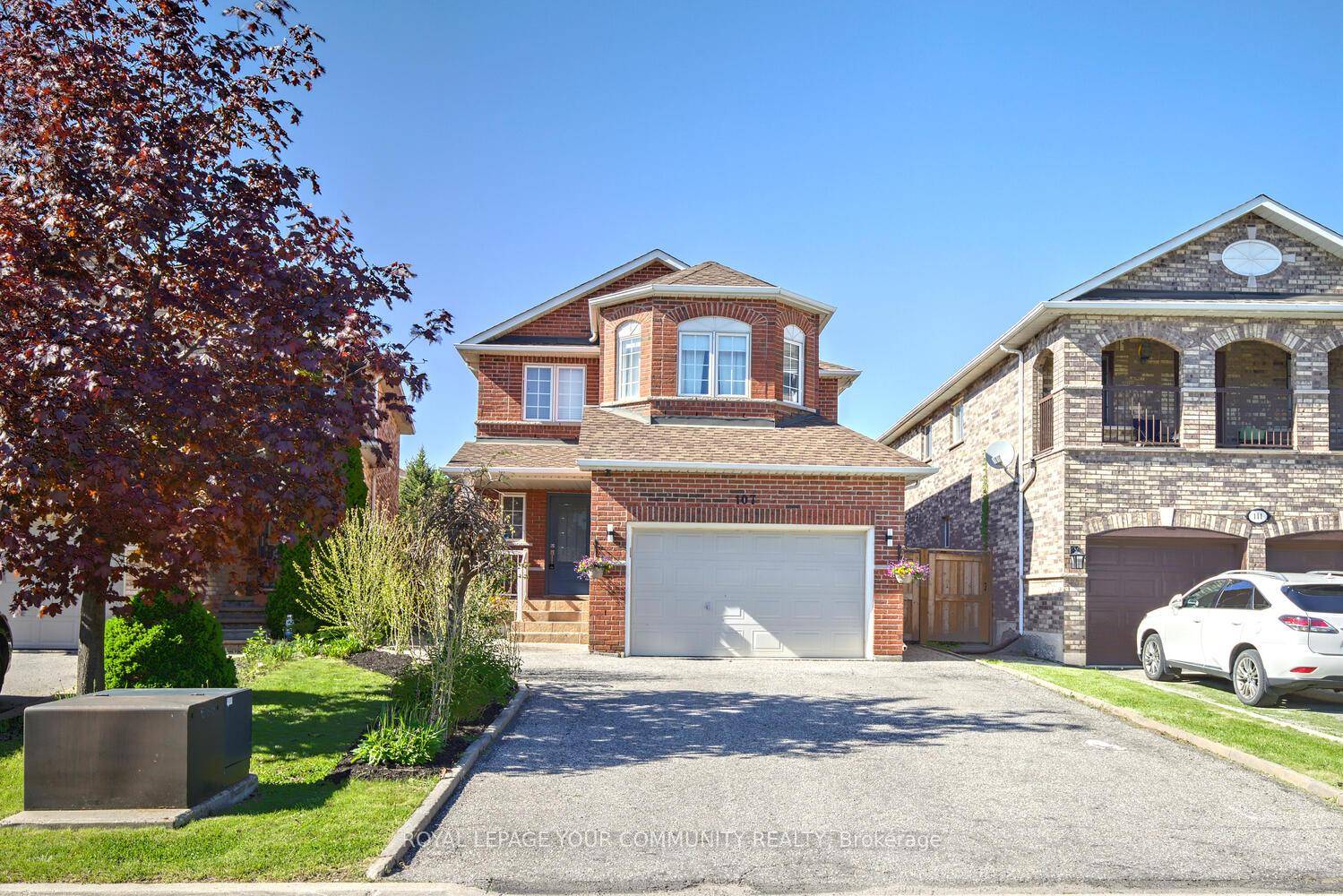 Stunning 4 1 bedroom plus den amp ; 4 bathroom detached home in central Maple !