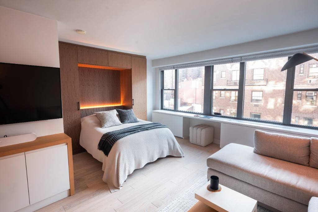 NEWLY RENOVATED SPACIOUS STUDIO IN FULL SERVICE DOORMAN BUILDINGIDEAL FOR FULL TIME RESIDENCE OR PIED A TERRE.