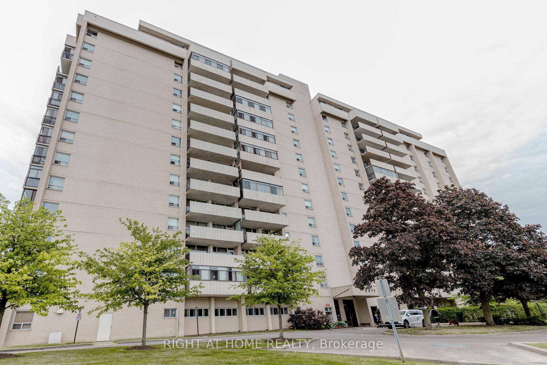 Bright amp ; Spacious 2 Bdrm with Unobstructed Toronto Skyline Views !