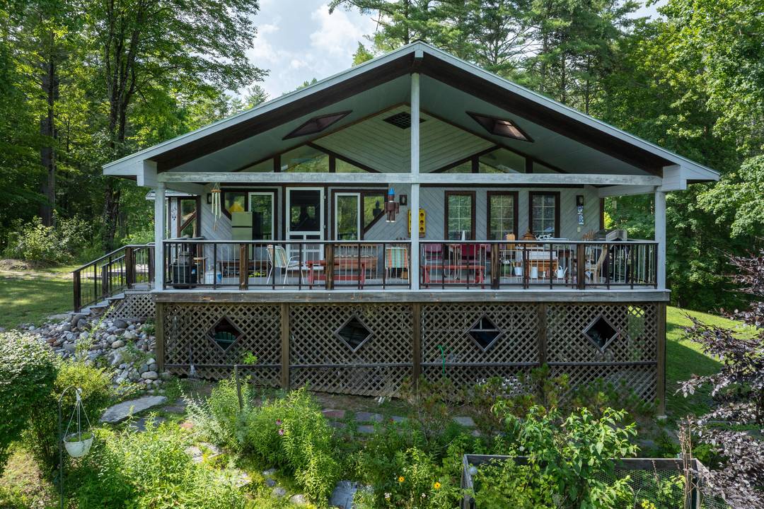 Lake Access, 3 acres, Inground Pool, and room for expansion !