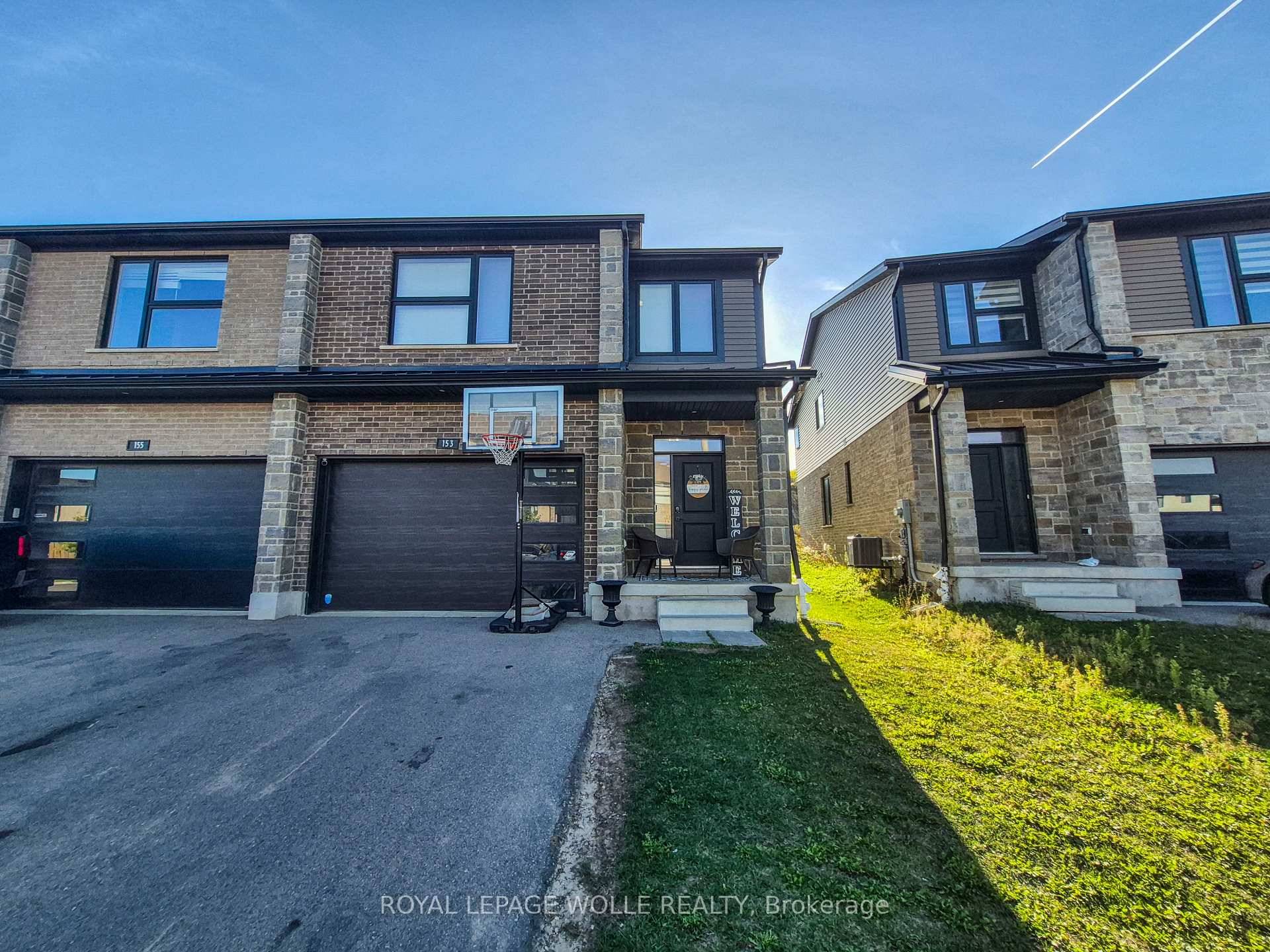 Spacious 4 Bedroom Home in a Family Friendly Neighbourhood.