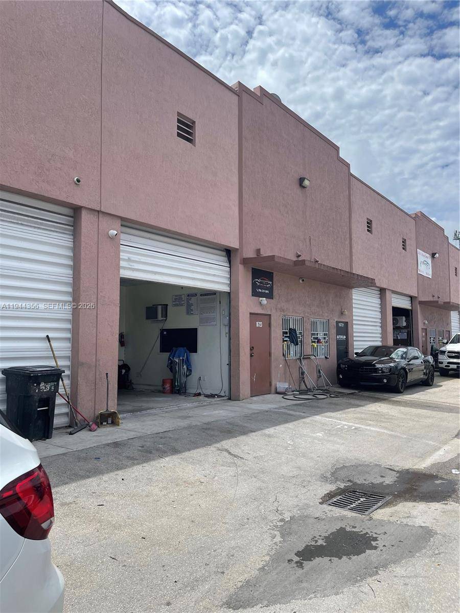 Warehouse Office Space and Restrooms 20 ft Clear Ceiling Height, Ideal for any type of business or venture, easy access to important roads such as Turpinke and 826