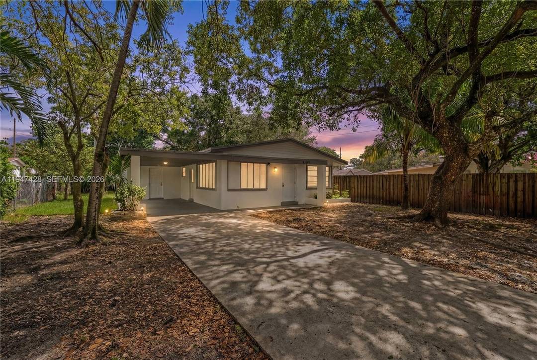 Beautifully Updated 3 2 Home on Large Lot in Hollywood Charming 3 bedroom, 2 bathroom single family home located on a large lot in a quiet, low traffic street in ...