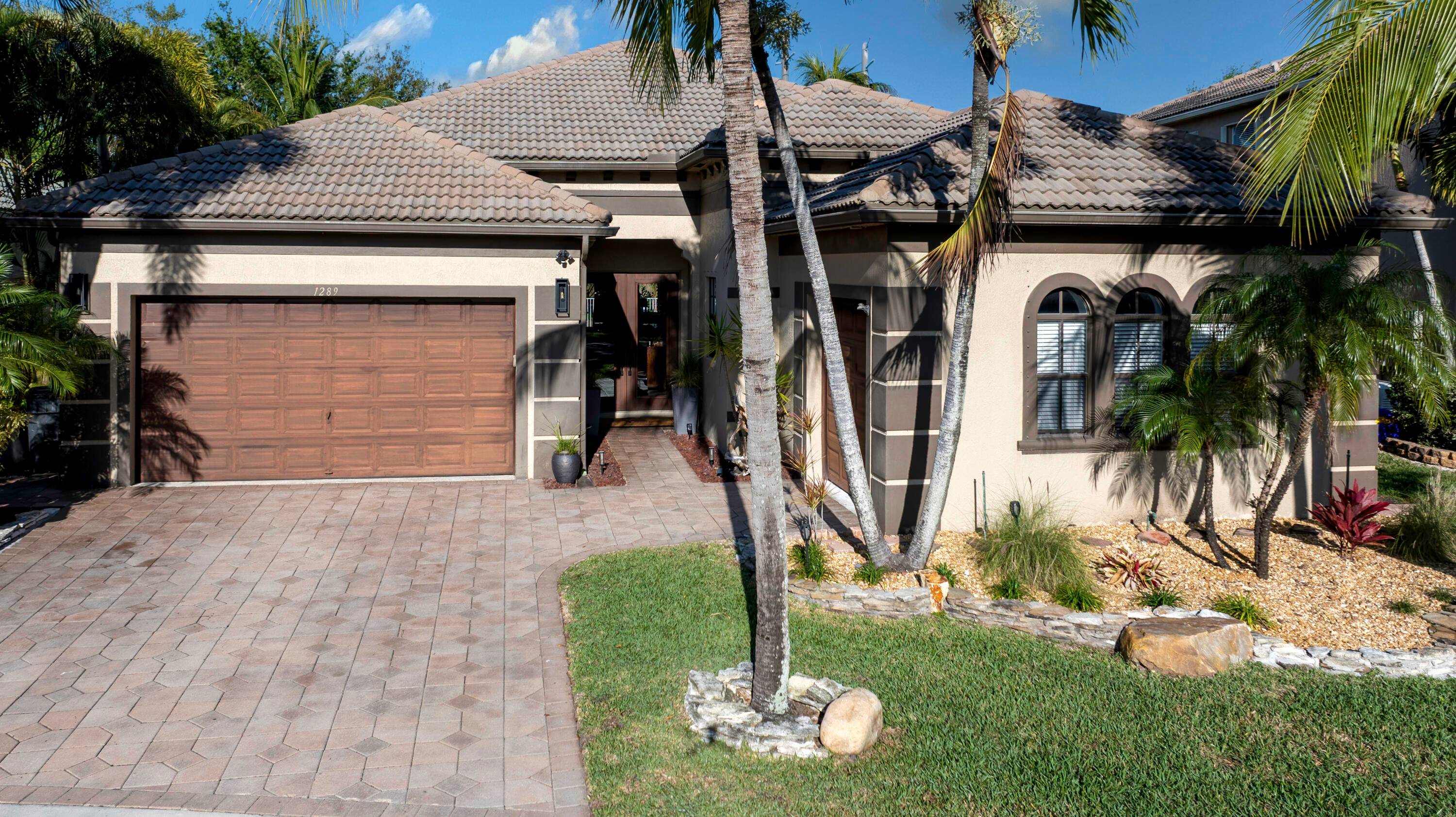 Fantastic Location ! ! ! This gorgeous 3 bed, 2.