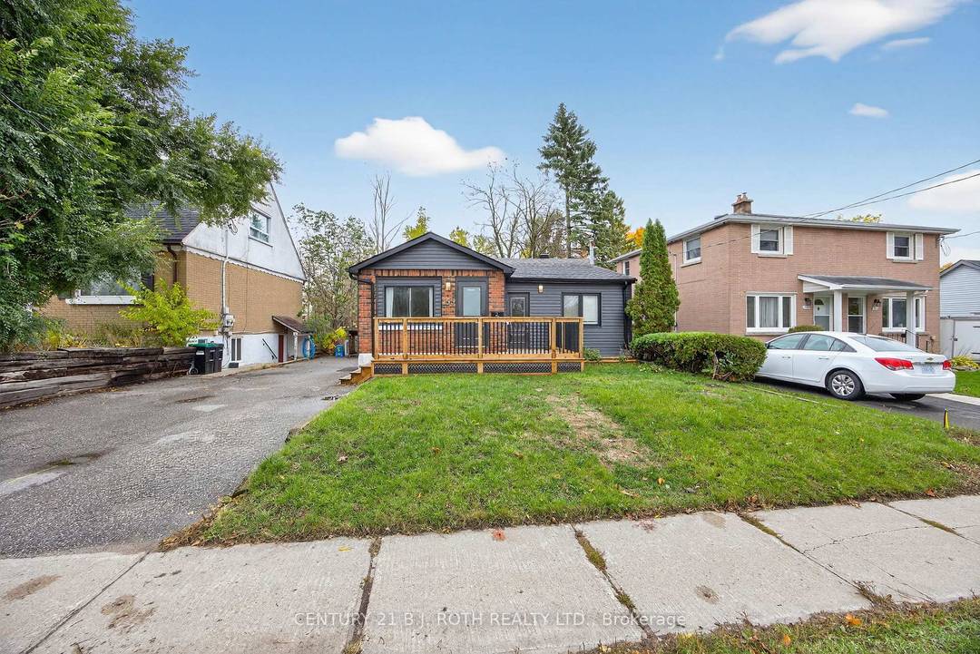 Welcome to this legal duplex in Barrie's desirable East End a perfect opportunity for investors or multi generational living !