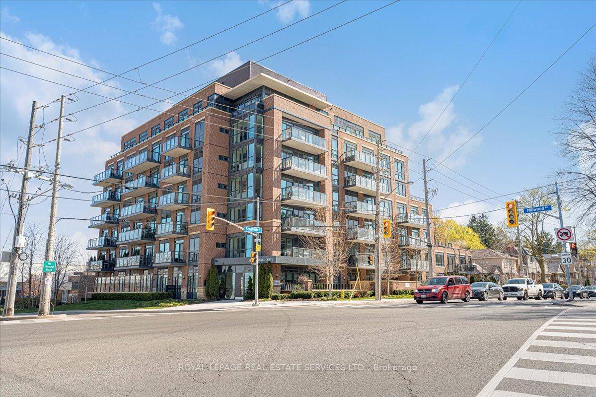 Luxury living in Leaside !