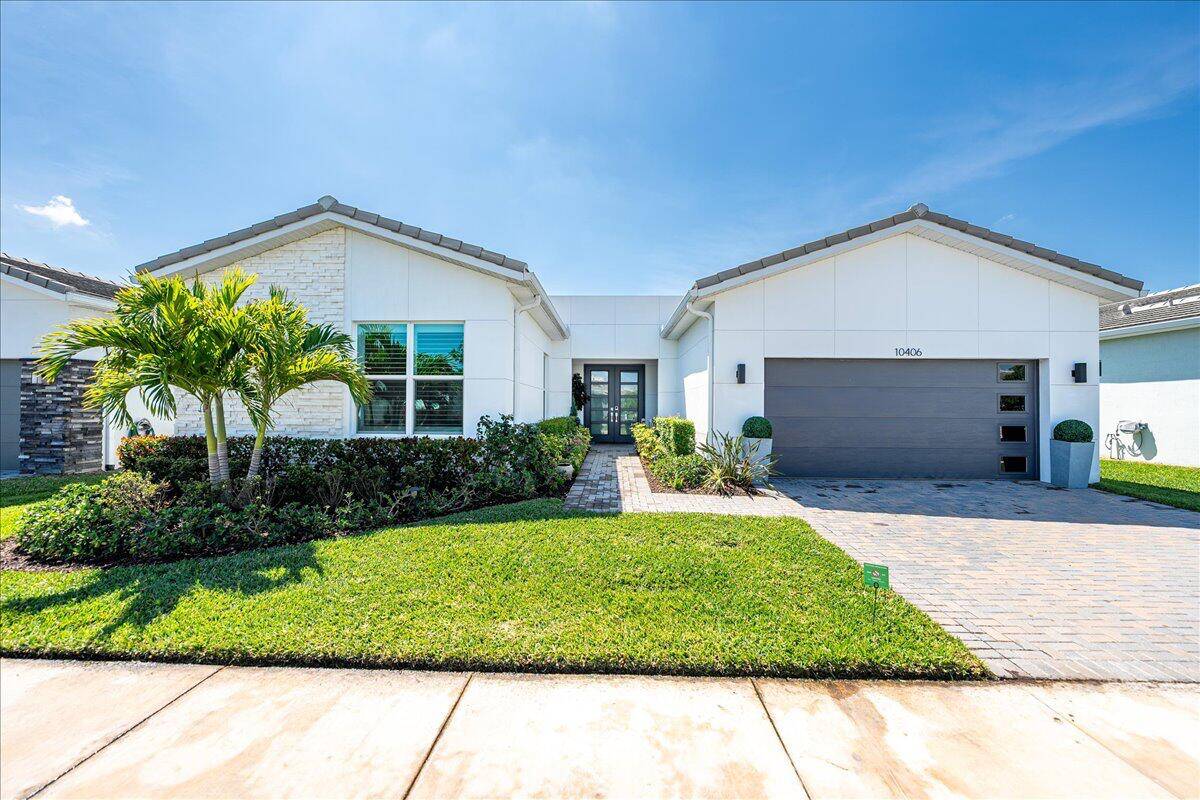 MOVE IN READY AND FULLY FURNISHED !