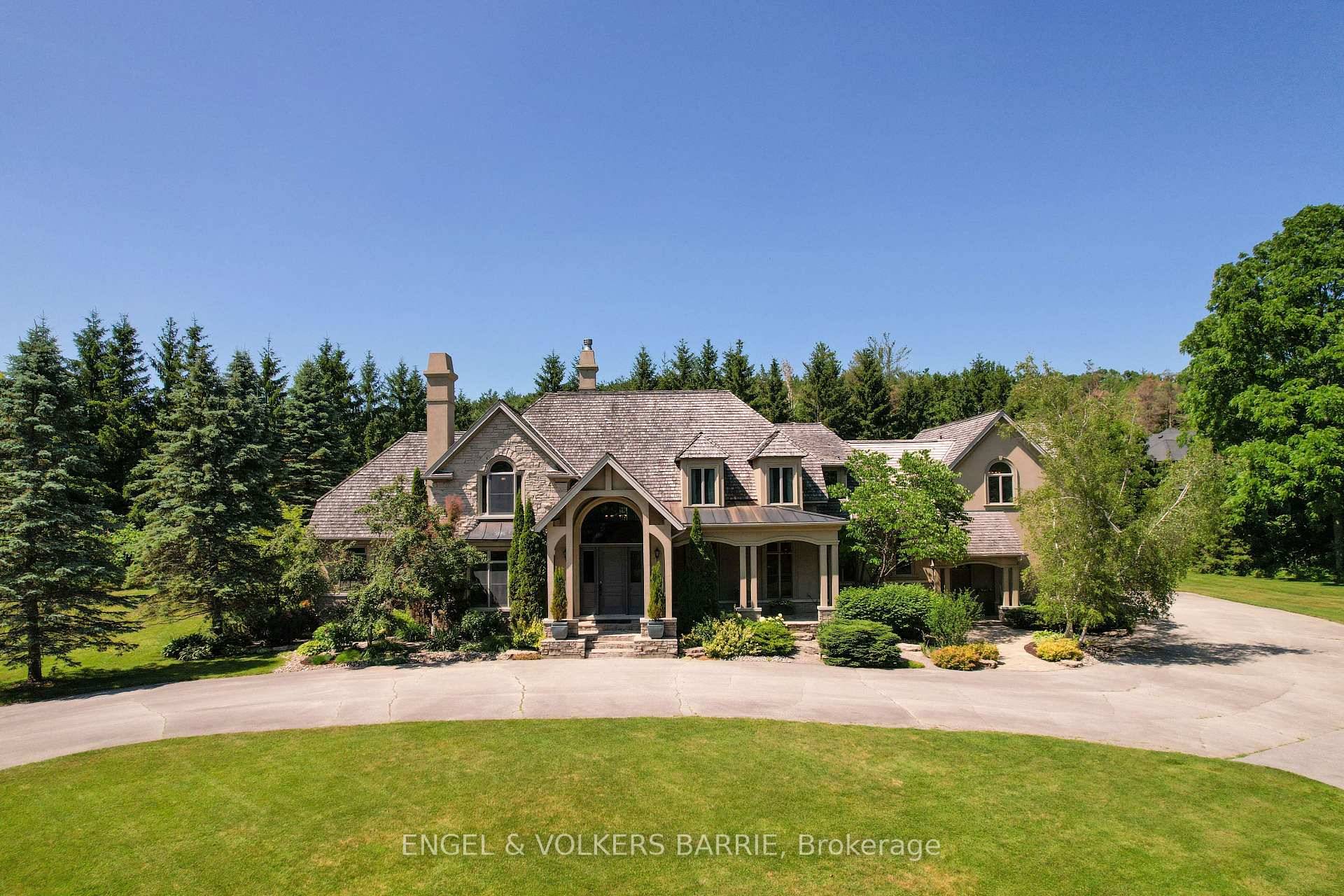 Welcome to one of Midhurst's most prestigious addresses Midves Court.