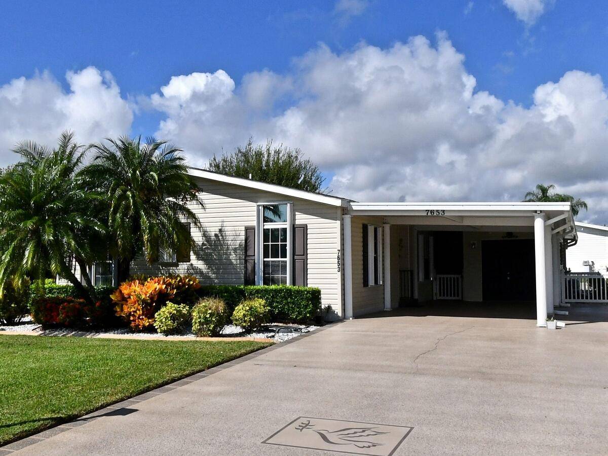 Very well kept 2 bedroom 2 bath den home.
