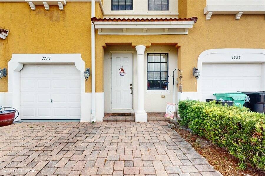 Beautiful Townhouse in the Heart of It All !
