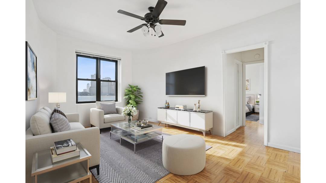 Set within one of the most desirable pockets of Brooklyn Heights, this remarkable home enjoys sweeping western exposures with stunning vistas of New York Harbor, the Statue of Liberty, and ...
