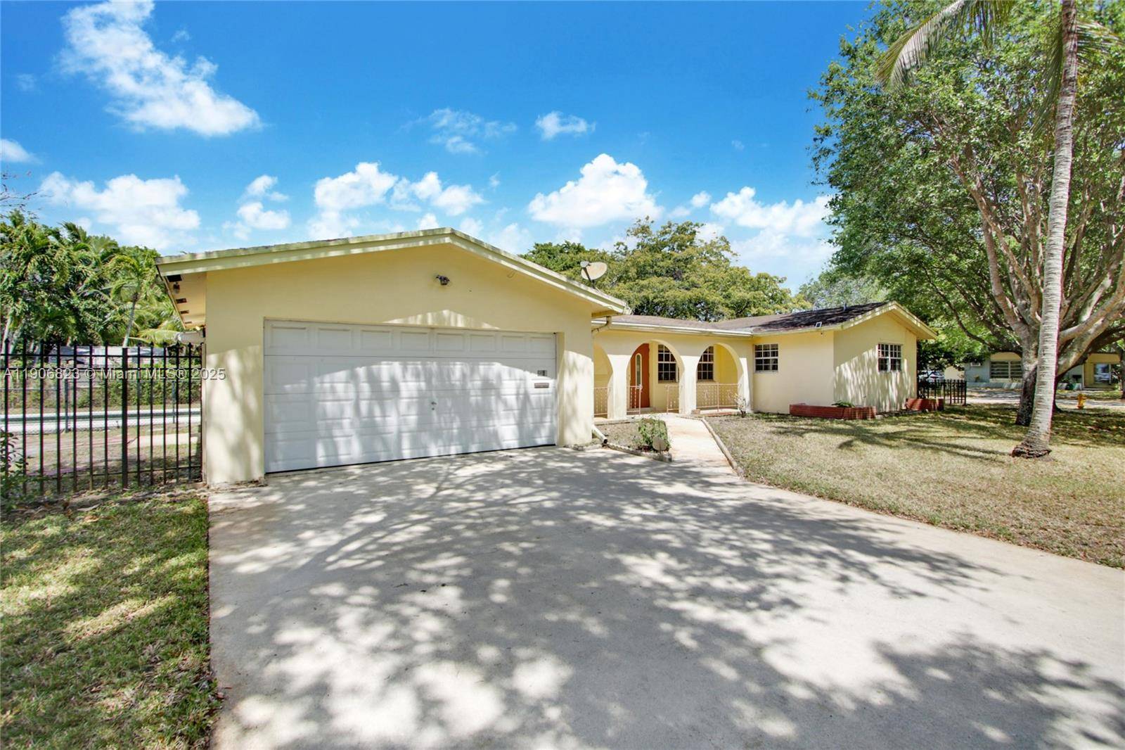 Beautiful 4 Bedroom Pool Home on a Corner Lot in Plantation, Florida !