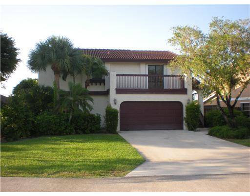 Light, Bright Pet Friendly Pool Home in the Heart of Boca Raton !