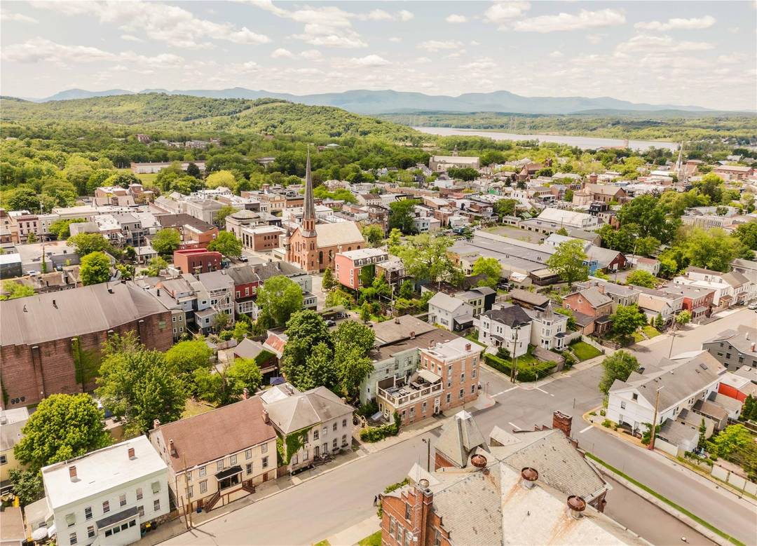 Welcome to Winfield Townhouse, a stylish 1880 brick townhouse in Hudson s vibrant Upper Depot District.