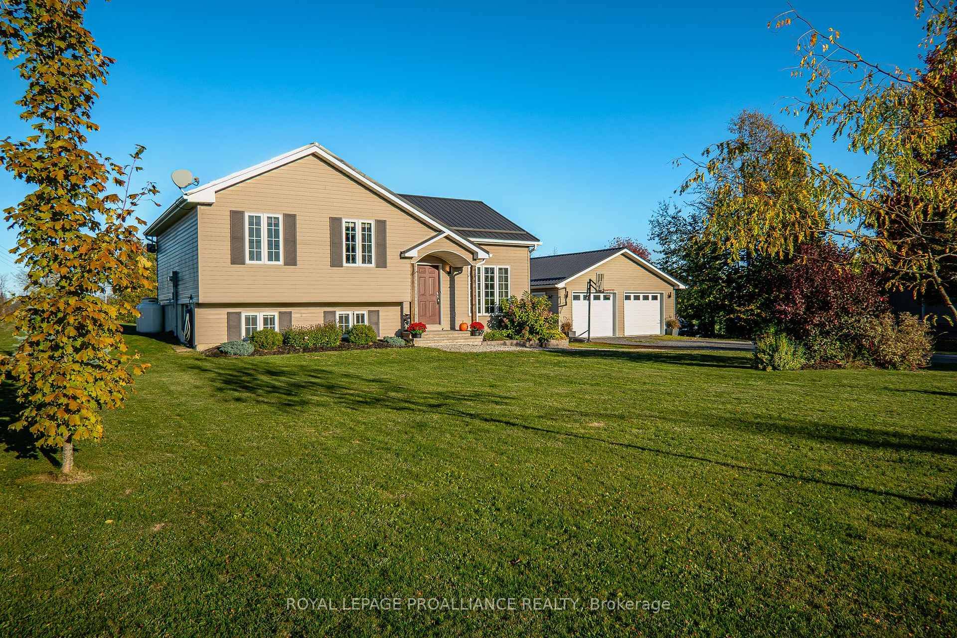 Country stunner ! This 2010 built sidesplit is situated on a pretty 1 acre lot on the border of Thurlow Ward amp ; Centre Hastings.