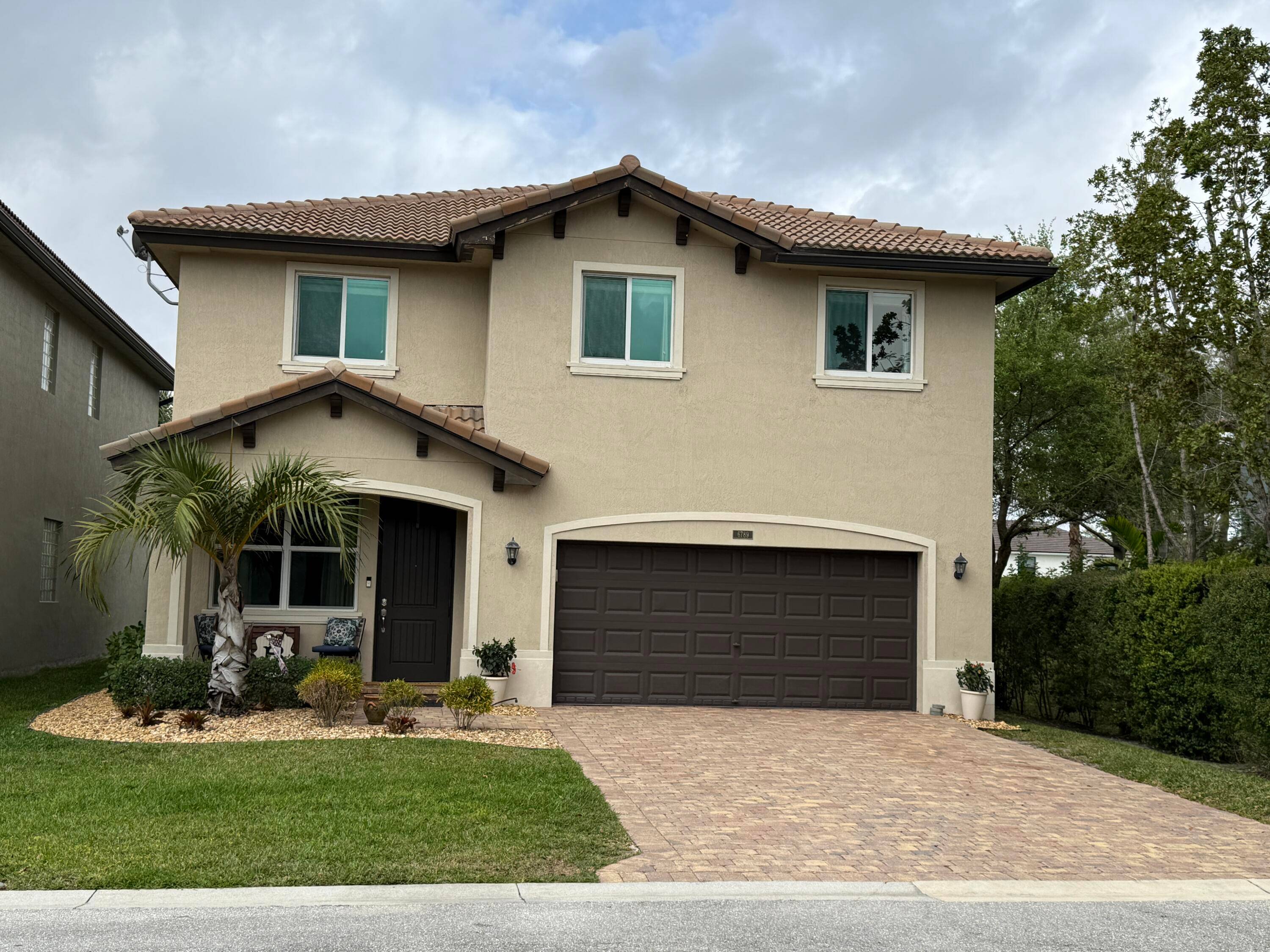 Motivated Seller ! ! Spectacular 5 bedrooms, 3 full baths and 2 car garage residence in the Abbington Community.