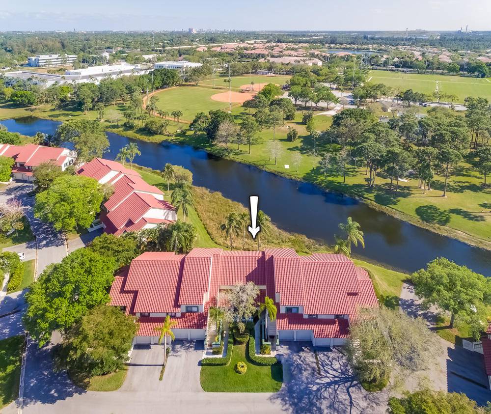 Super updated 2 bedroom condo with garage in PGA !