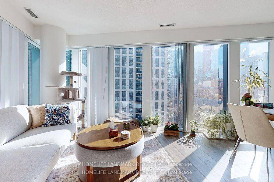 Fleur Condo In Heart Of DT, 2BR 1Den, 2 Full Bathrooms Total 869 Sqft Of functional living Area !