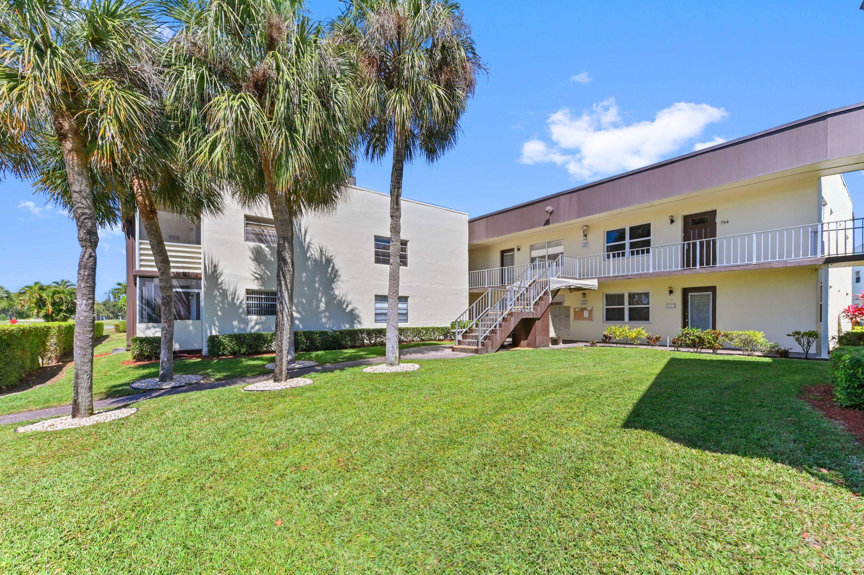 SHORT WALKING DISTANCE TO CLUBHOUSE.