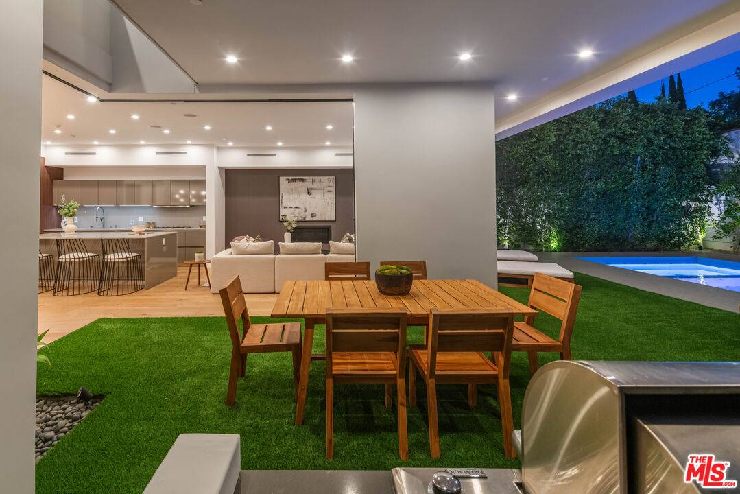 374 Huntley Dr 4BR Beverly Grove La