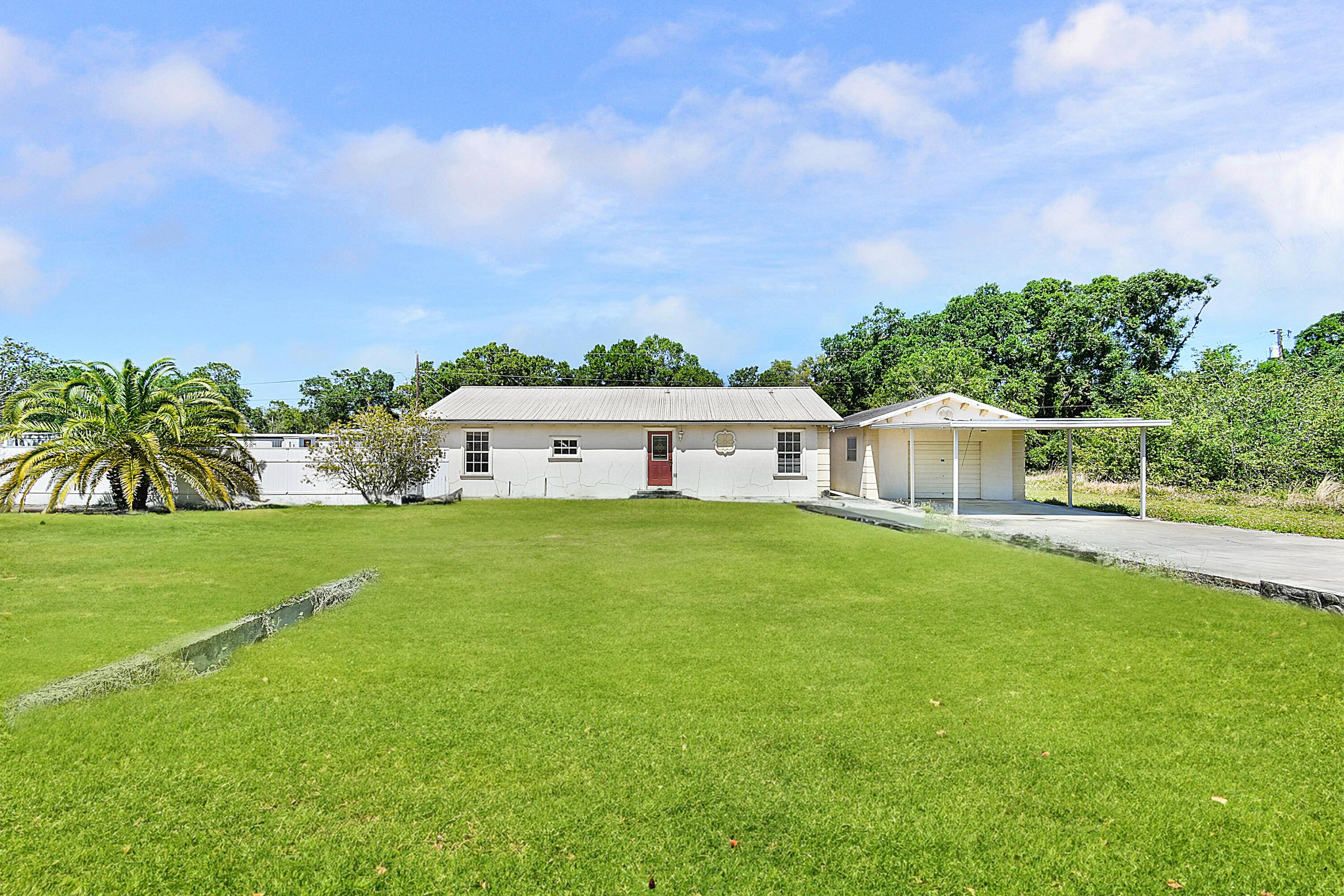 Escape to your slice of Florida paradise in the Mosquito Creek Area of Okeechobee !
