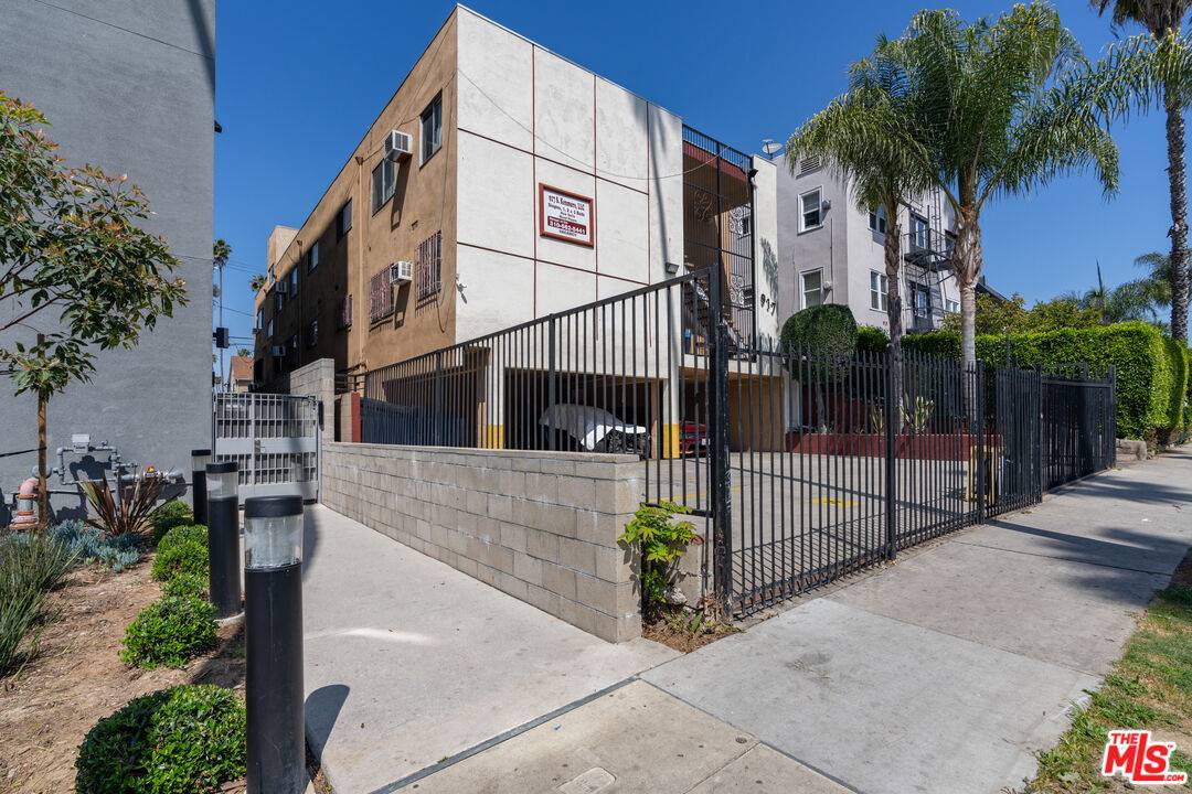 917  S Kenmore Ave 8BR La