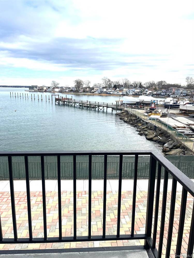 Property address 520 Ellsworth Ave, Bronx, NY, 10465 Very bright and sun flled 2 bedroom apartment near the Bicentennial Veterans Memorial Park by Edgewater Park.