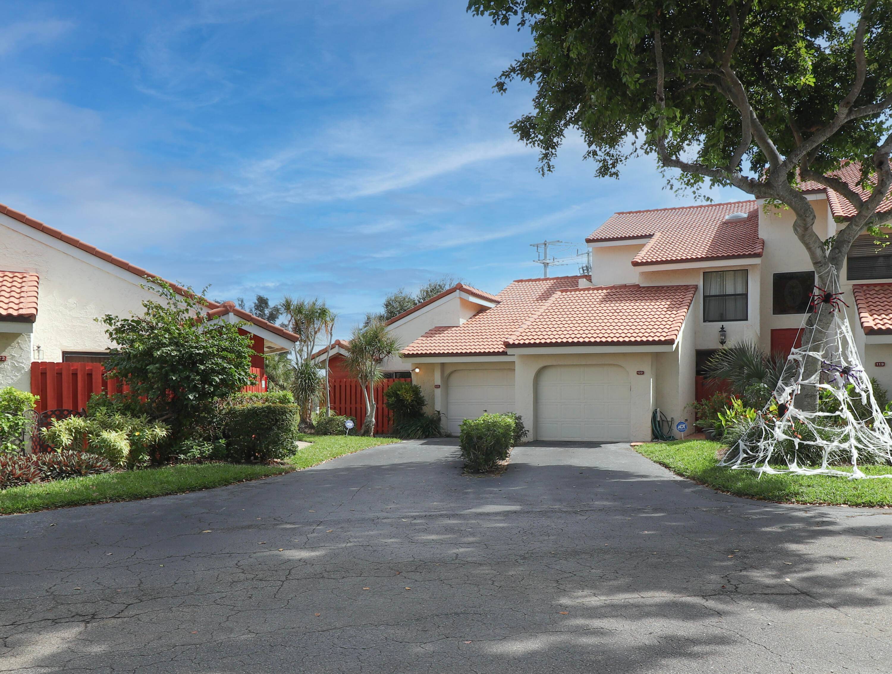 Corner unit boasting 1700 square feet located in the desirable neighborhood of Vista Del Lago.