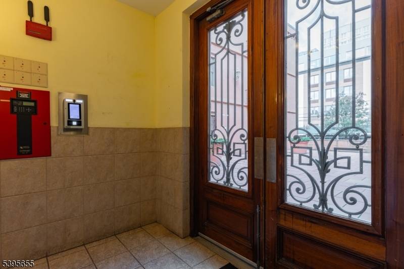 Modern Move In Ready 2 Bedroom Condo with Parking Near JSQ PATH !