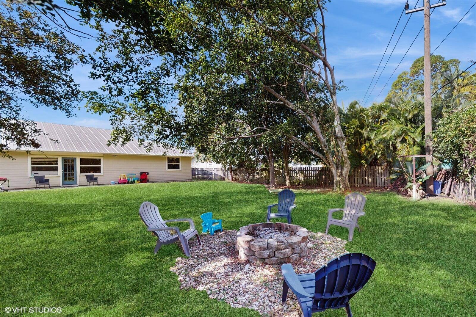 Charming Home in Parkwood Florida Living at Its Finest !