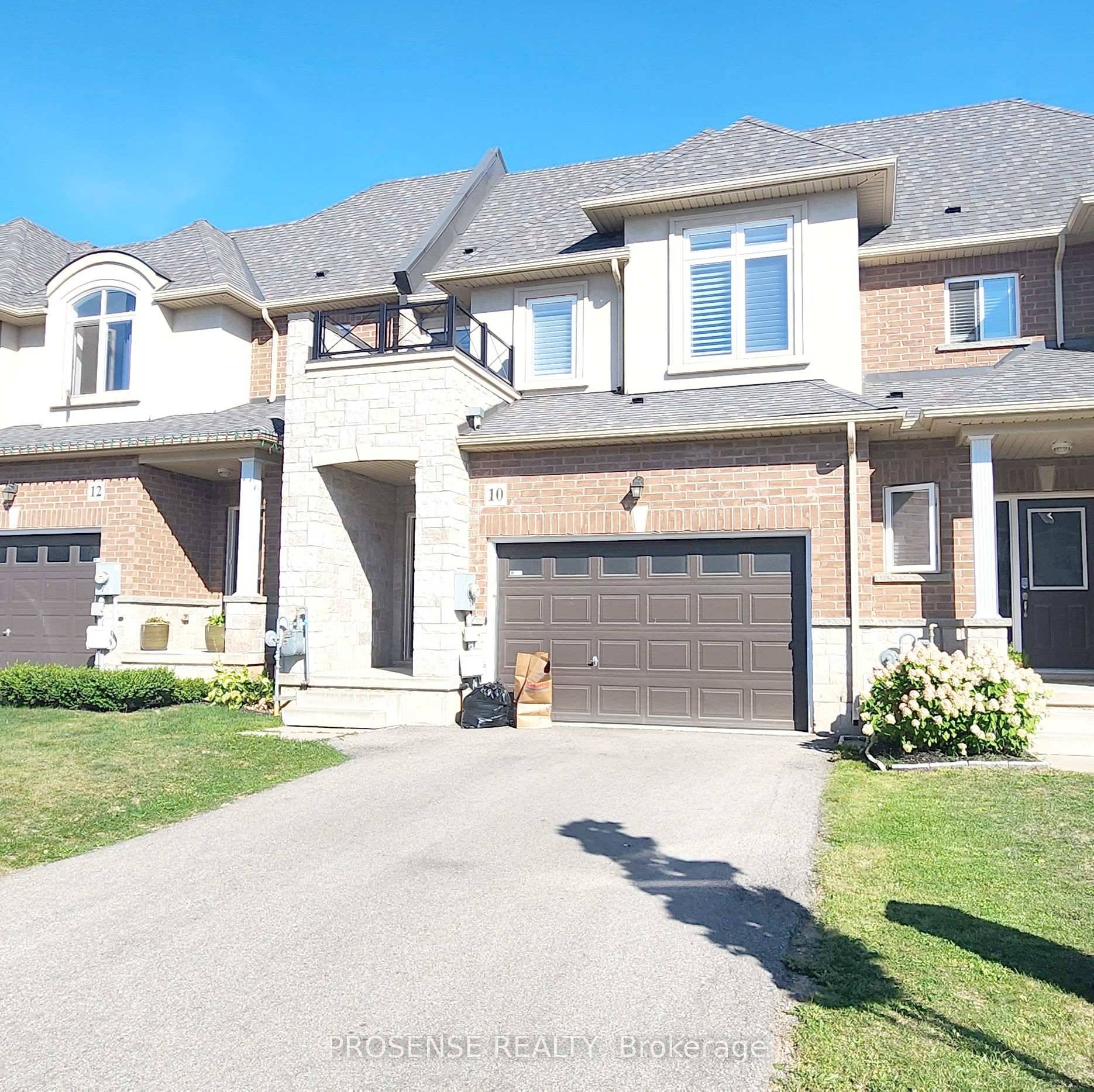 Client RemarksWelcome to 10 Pinot Crescent, Hamilton, a well maintained freehold townhome, located in one of the family friendly neighbourhoods.
