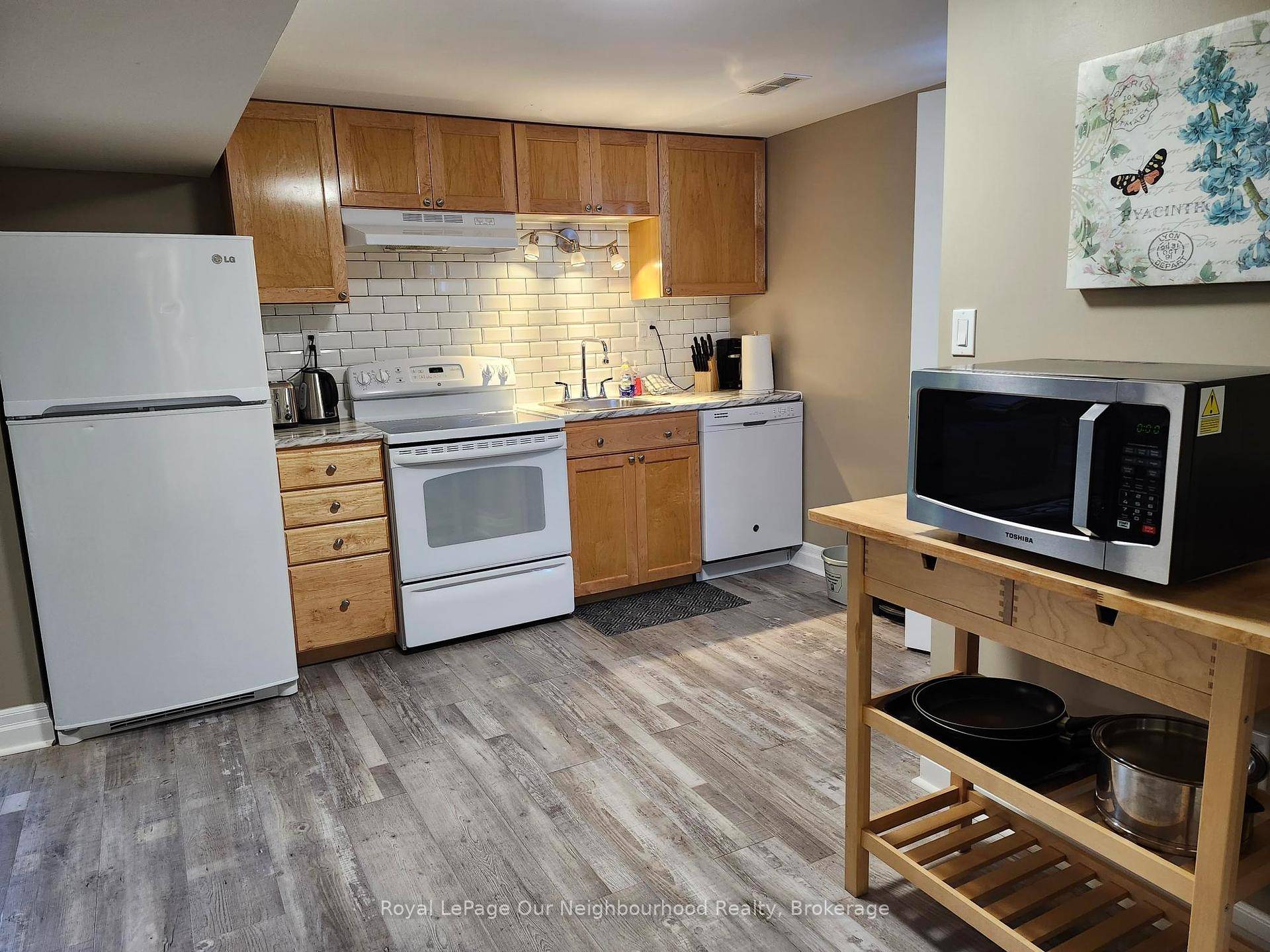 Immaculate 2 bedroom, 1 bathroom basement unit located in a mature, family friendly neighbourhood.