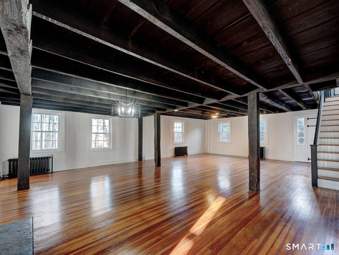 Welcome to 668 Middle Turnpike in Mansfield just minutes from the University of Connecticut !