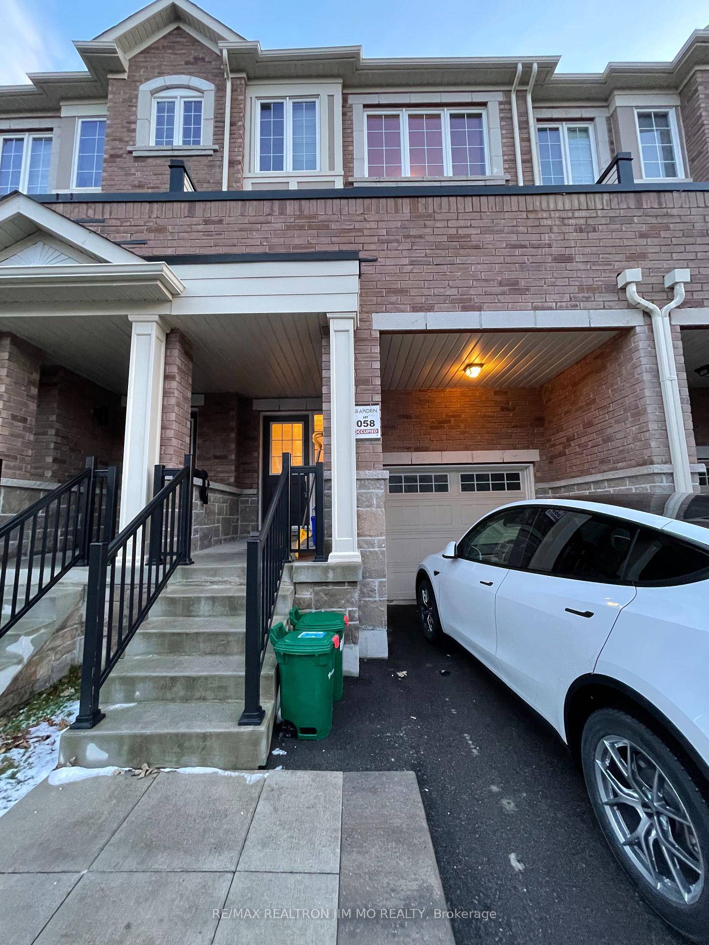 Welcome to your exquisite 3 storey townhome in Upper Thornhill Estates !