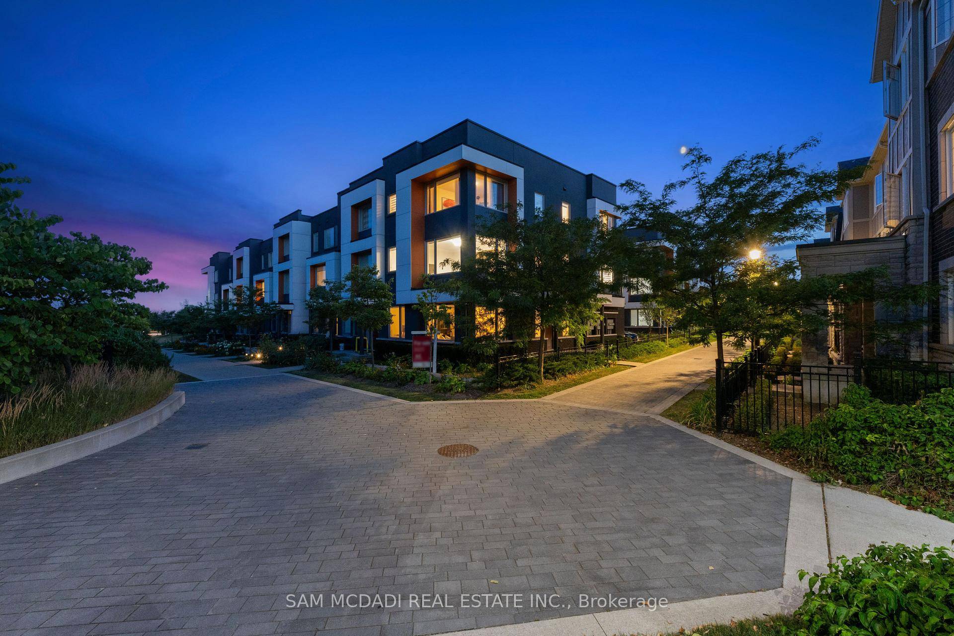 Stunning executive townhouse built by Mattamy with low monthly maintenance fees !