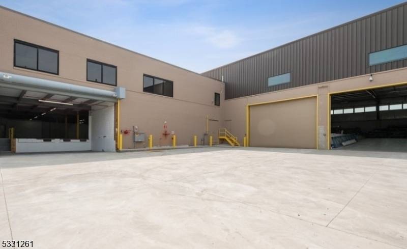UNBELIEVABLE 33, 000 SF INDUSTRIAL WAREHOUSE.