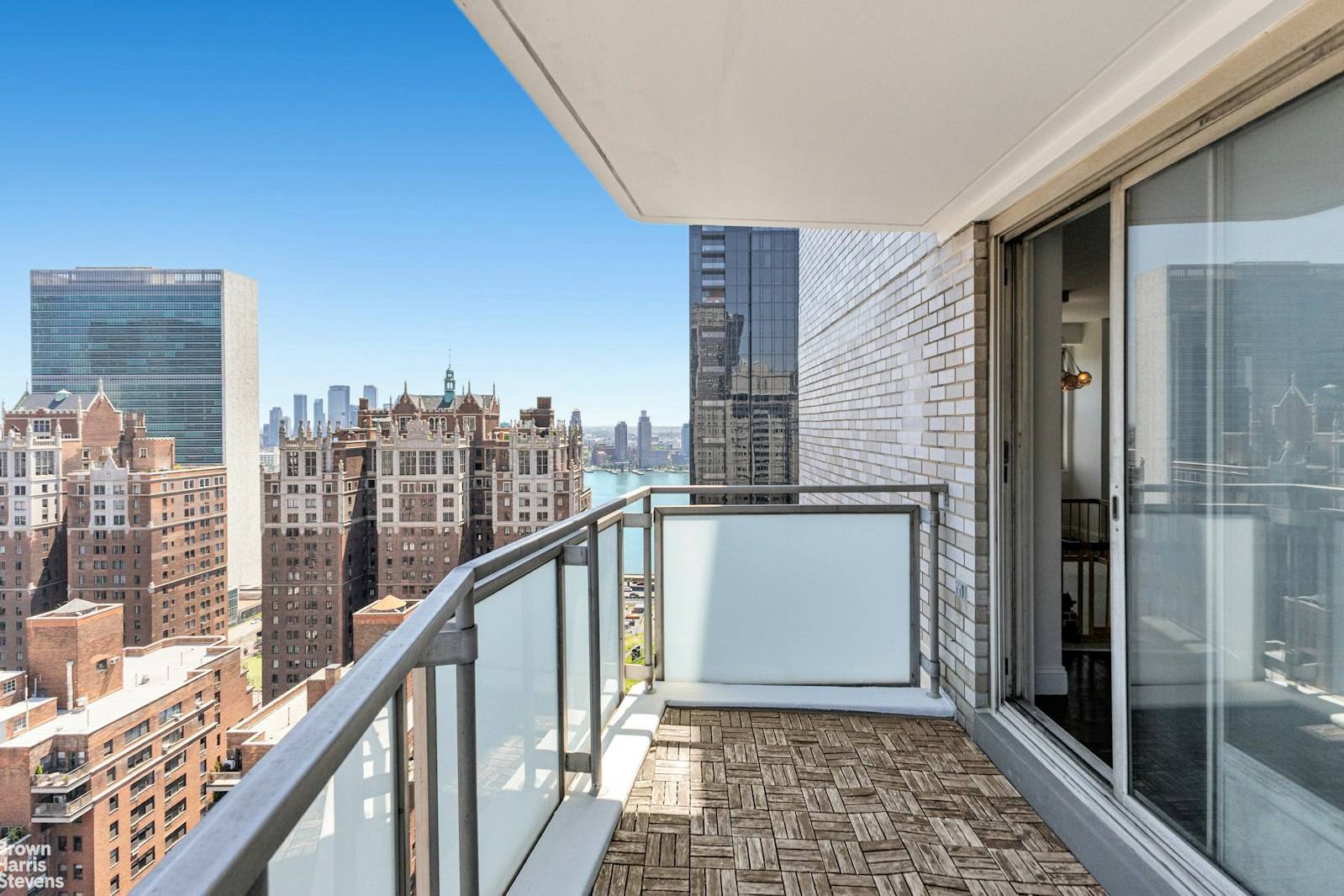 LUXURIOUS CONVERTIBLE 2 BEDROOM WITH TERRACE amp ; PANAROMIC VIEWS !