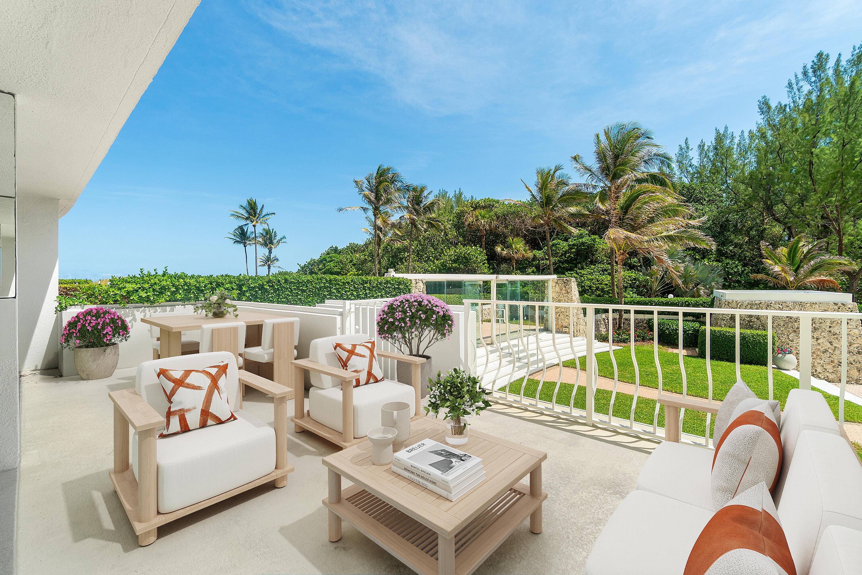 Coastal Charm Meets Outdoor Living in Palm Beach !
