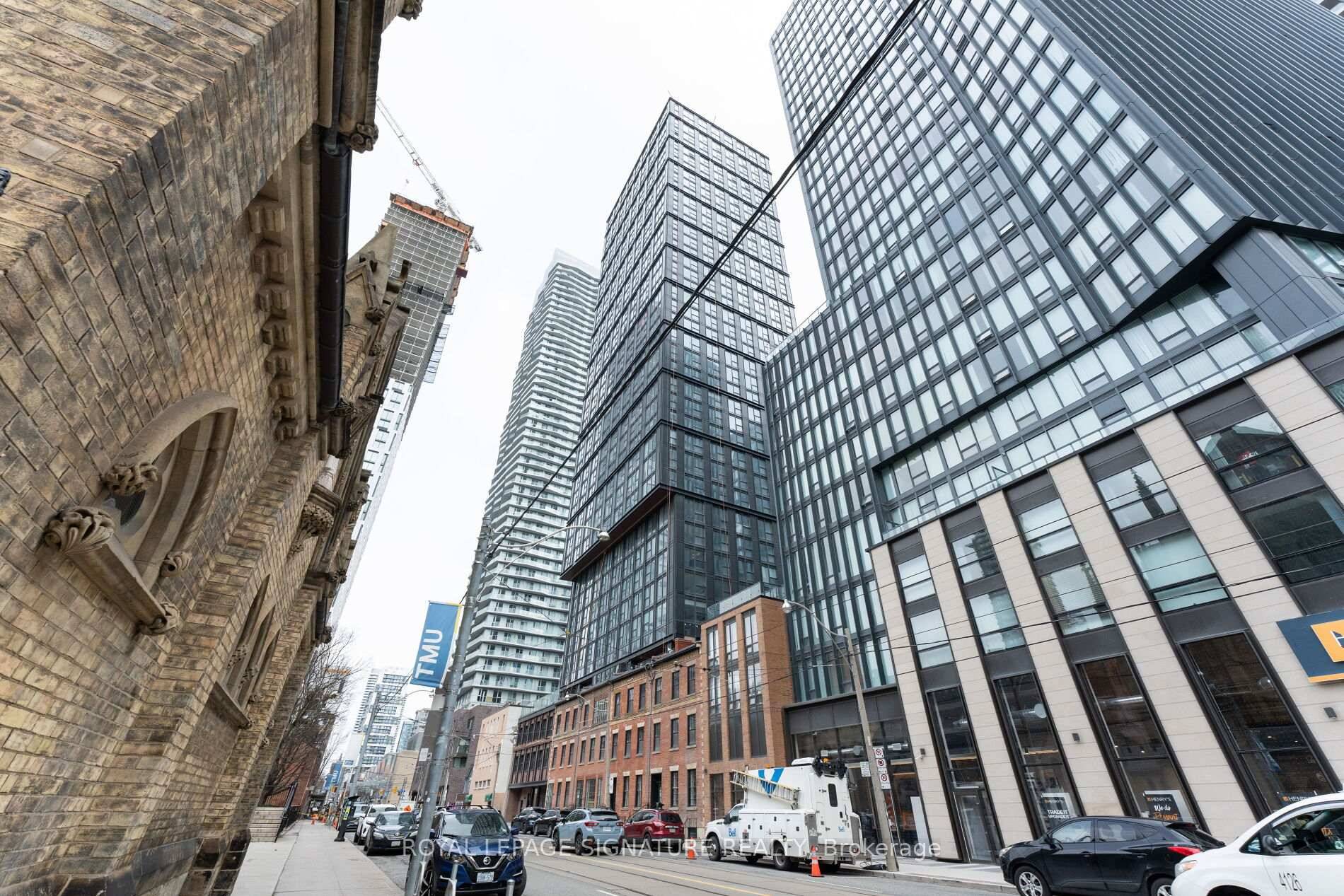 Welcome to this stunning 1 bedroom condo located in the heart of downtown at Dundas amp ; Church.