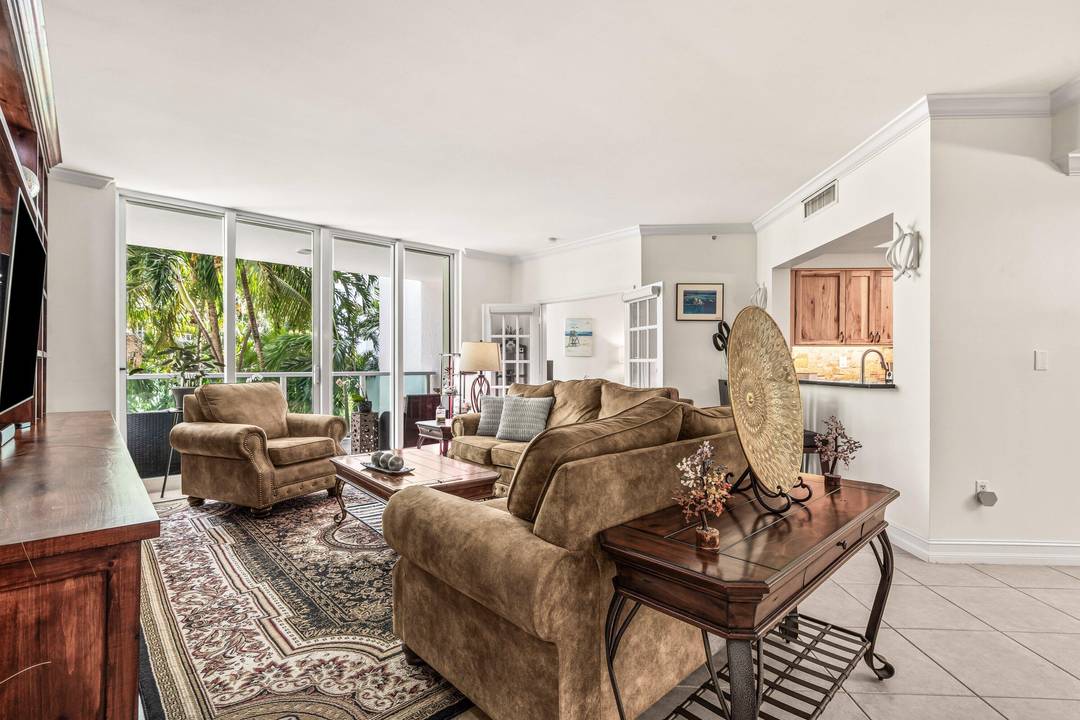 Searching for a 2 bed condo in Downtown Boca Raton near Mizner Boulevard, upscale dining, and the beach ?