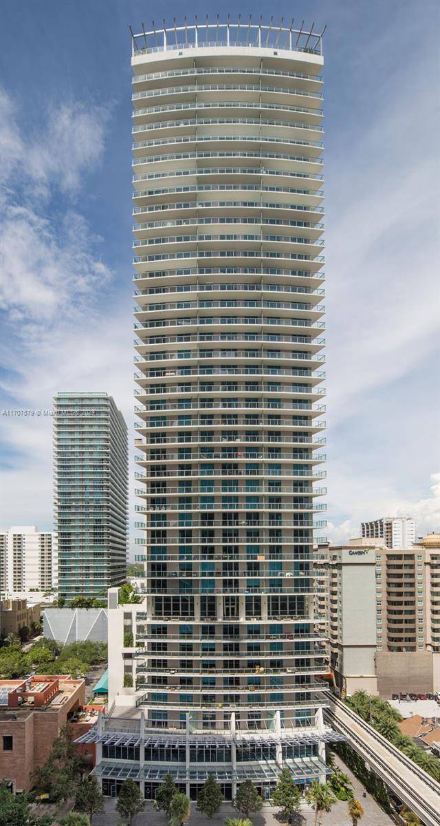 Stunning 2 bedroom, 2 bathroom unit on the 31st floor of Millecento, located in the heart of Brickell.