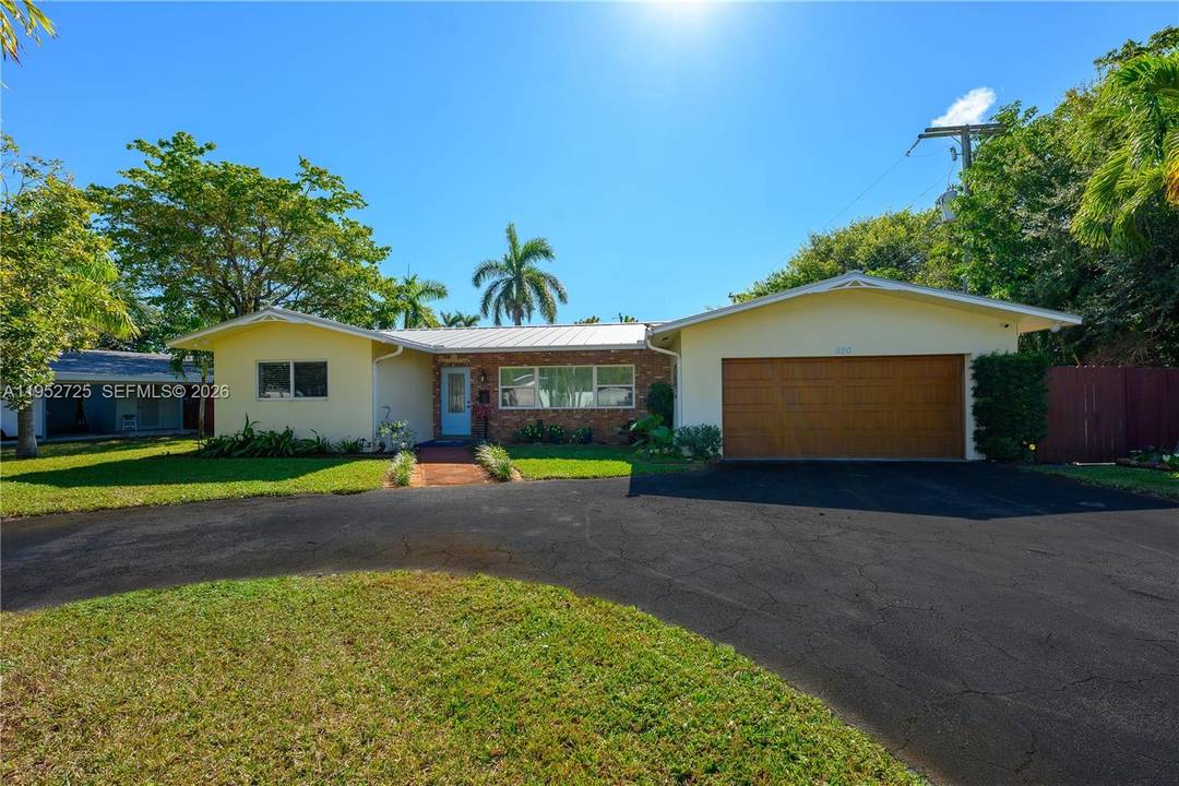 EXCEPTIONAL POOL HOME IN SOUGHT AFTER OLD TOWN POMPANO BEACH.