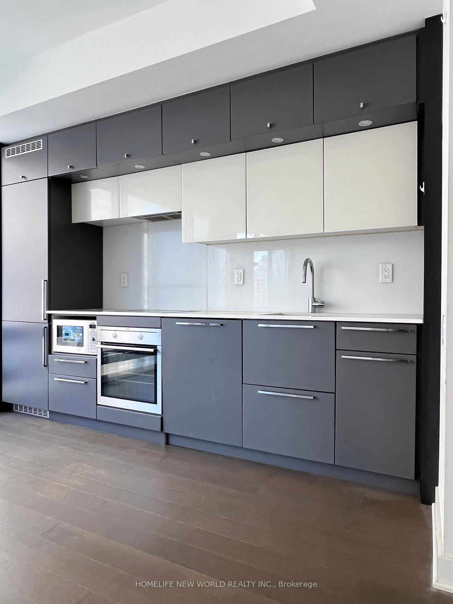 Steps To College Subway, Ttc, U Of Toronto amp ; Ryerson, 9' High Ceiling, Amenities Stream Room, Roof Top Terrace With Lounge, Fitness Room, Sound Room.