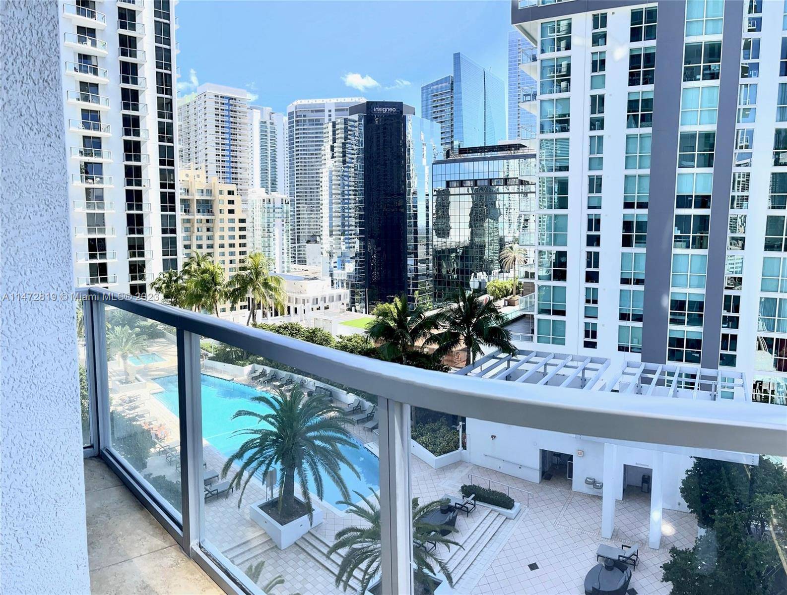2 bedrooms 2. 5 Baths bright and spacious corner unit located in the heart of Brickell.
