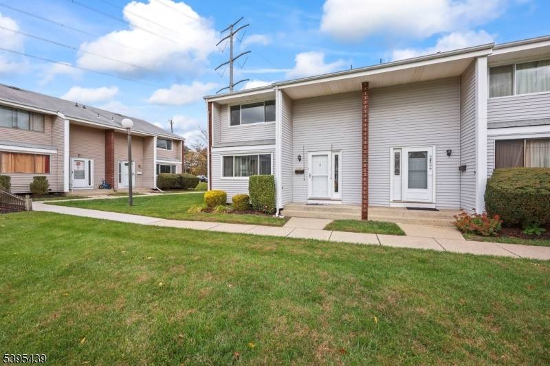 Don ? t miss this charming end unit in South Brunswick !