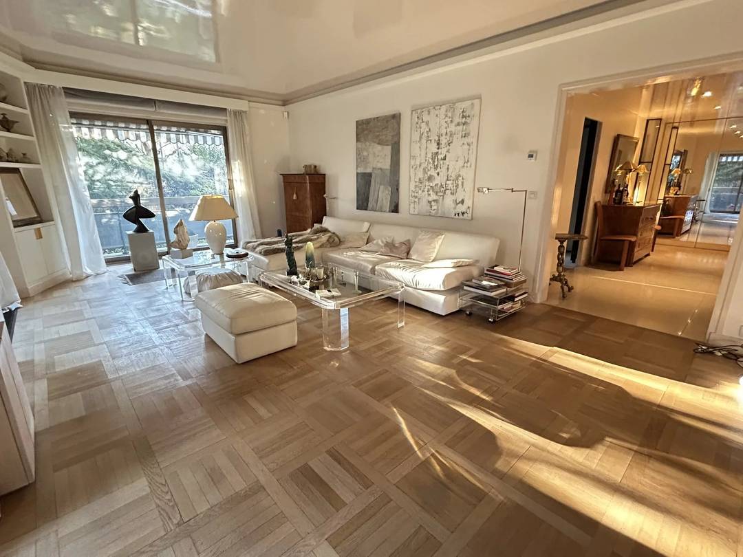 NEUILLY-SUR-SEINE | 4-ROOM APARTMENT WITH TERRACE